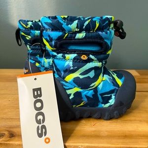 Bogs B-Moc Snow Winter Mountain Boots, Size 4, Color is Navy Multi